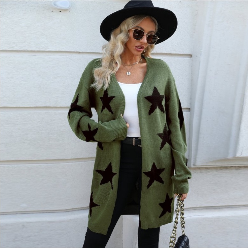 Selling this oversized star sweater in the green. Never worn
